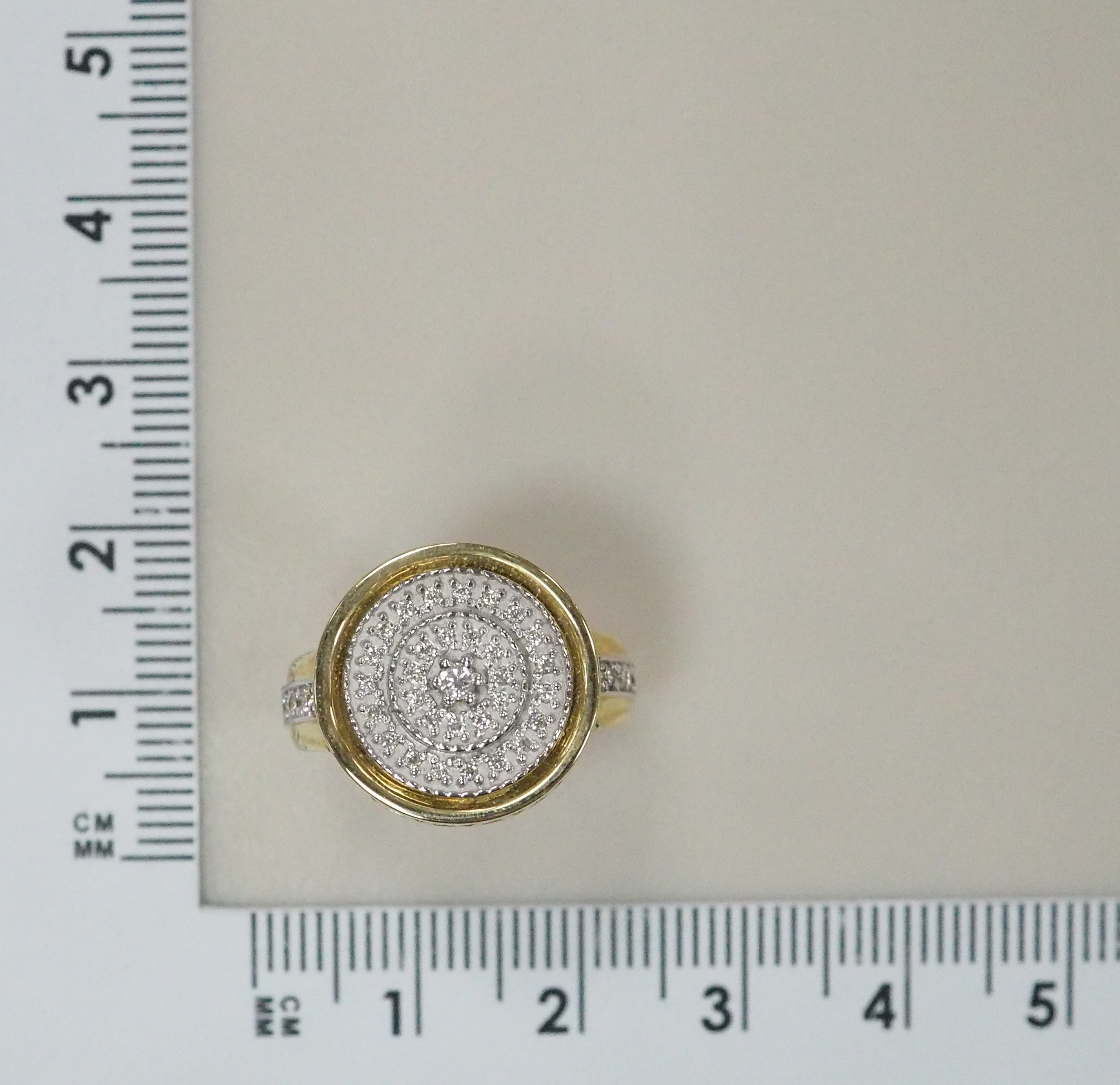 Кольцо из комбинированного золота с бриллиантами